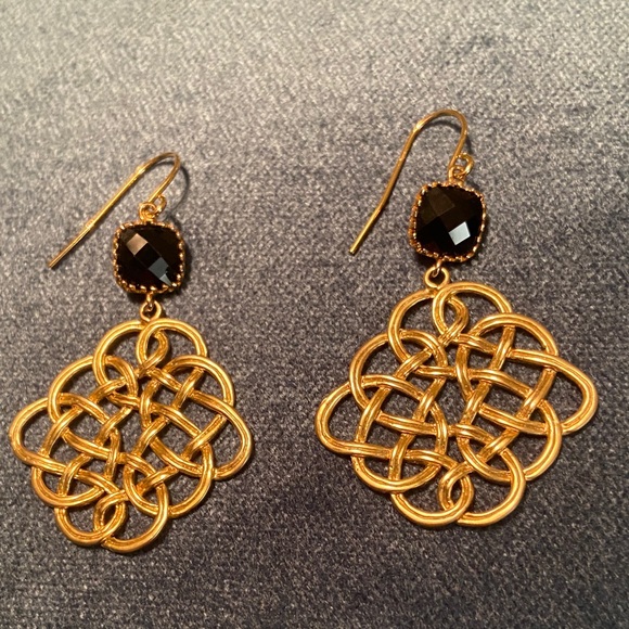 Elegant Gold Filigree Earrings with Black Onyx Stones. - Picture 4 of 7